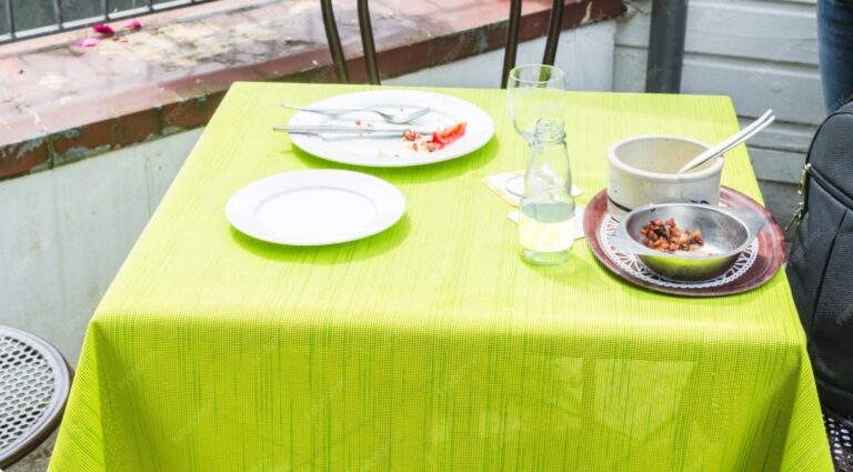 5 Best Tablecloths for Dining and Wood Tables in 2025