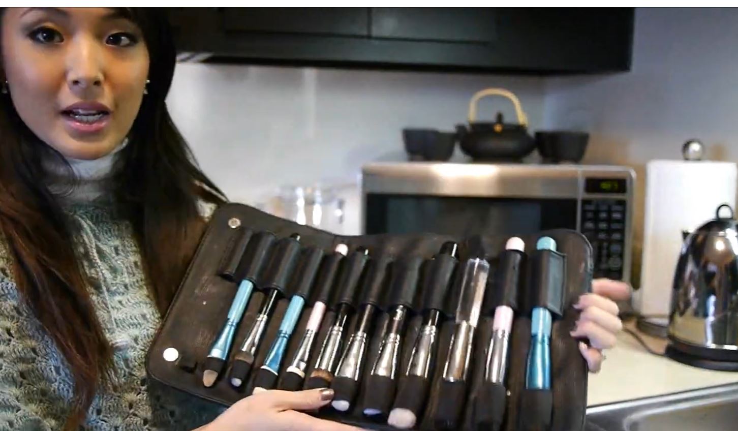 can you use shampoo to clean makeup brushes